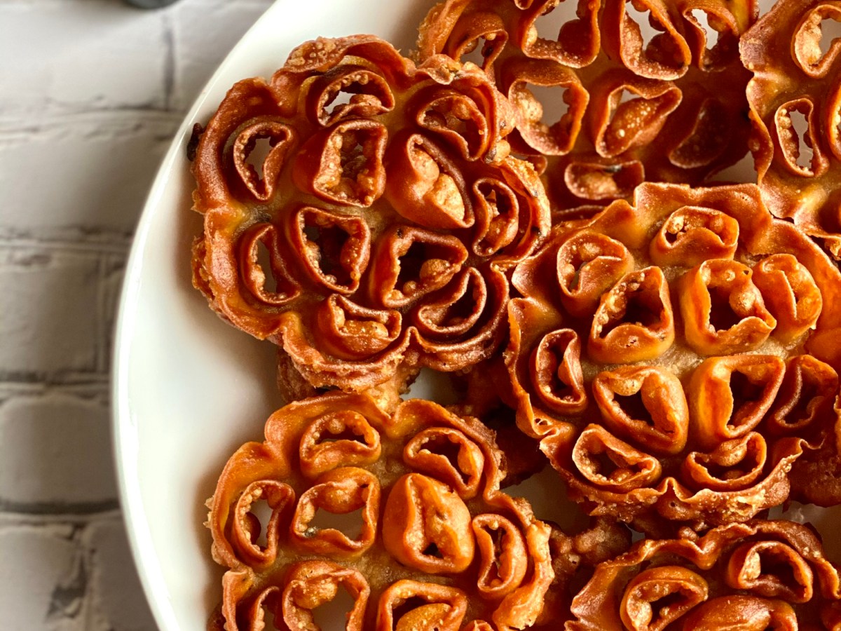 Karupatti Achu Murukku / Palm Jaggery Rose Cookies (Eggless)